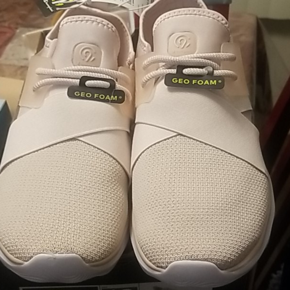 NWB BLUSH WOMAN'S SNEAKERS!